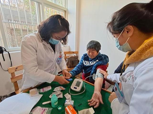乡村为60岁以上老人开展健康管理和慢病随访服务